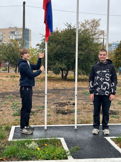 Торжественная церемония поднятия флага и исполнения Гимна Российской Федерации и Гимна Донецкой Народной Республики.